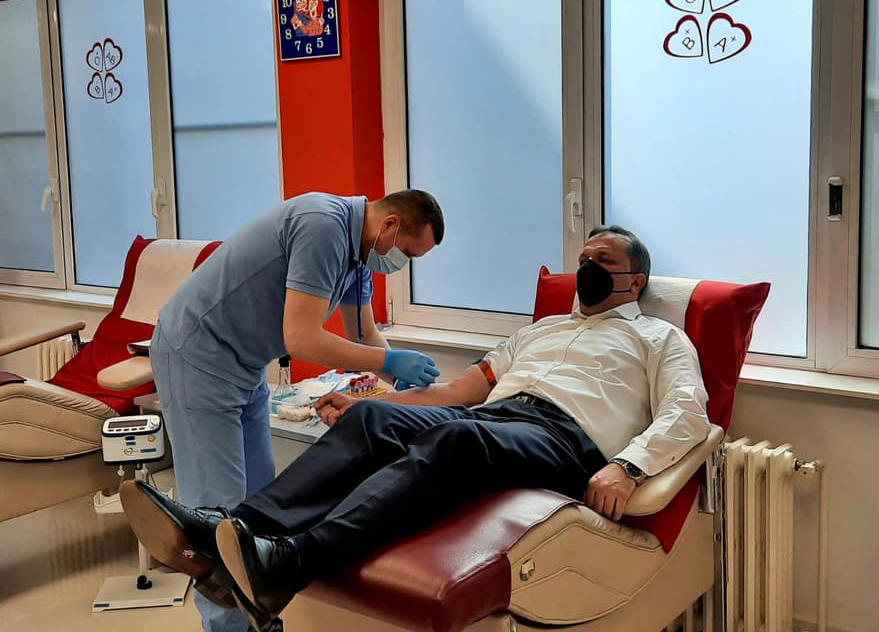 Министерот Спасовски даруваше крвна плазма за болните од Ковид-19