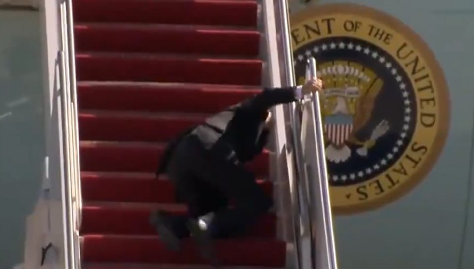 (ВИДЕО) Бајден трипати падна по скали обидувајќи се да влезе во својот авион