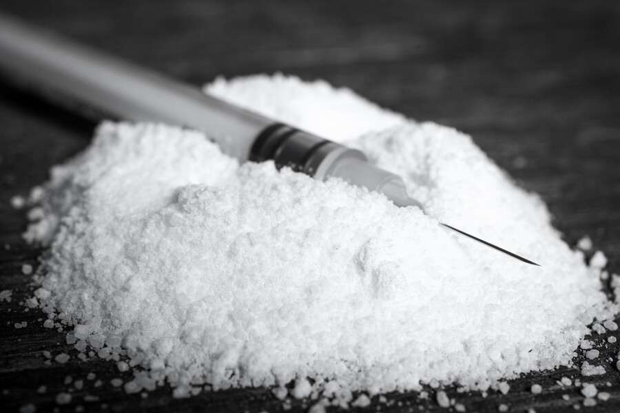 Приведени двајца дилери затекнати како пакуваат кокаин и хероин