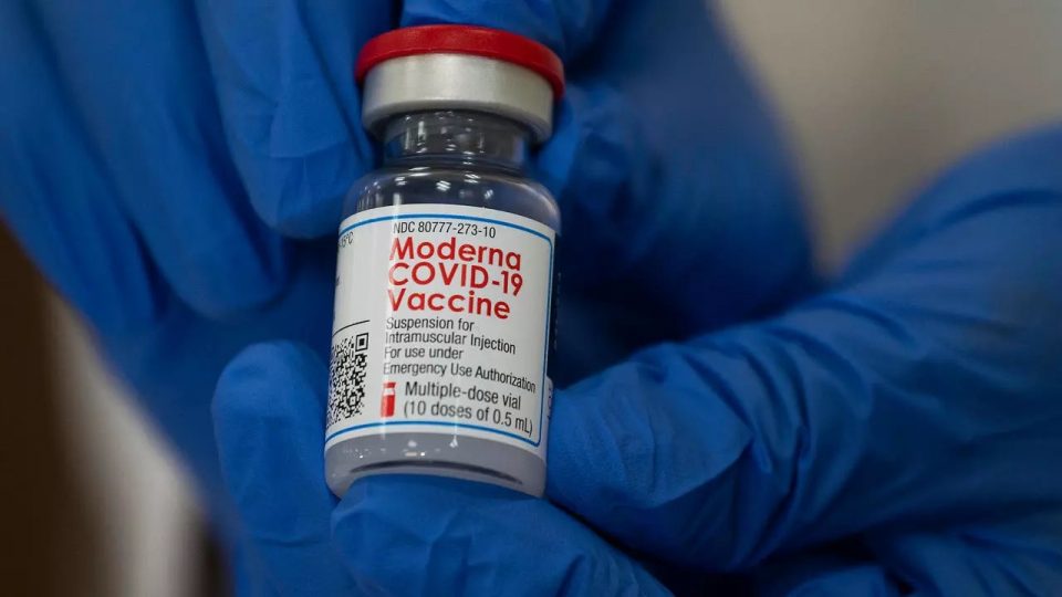 Британија започнува со воведување на вакцината Модерна, половина од населението веќе е вакцинирано