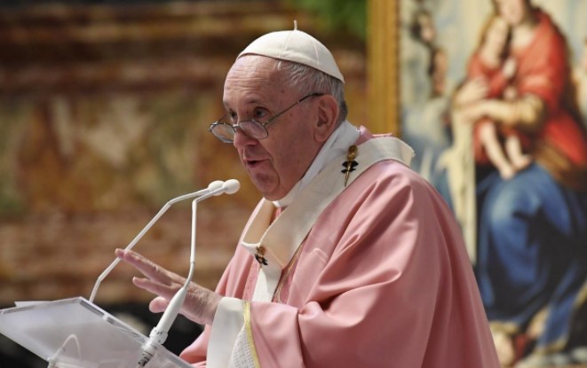 Папата Франциск одржа миса без маска на лицето