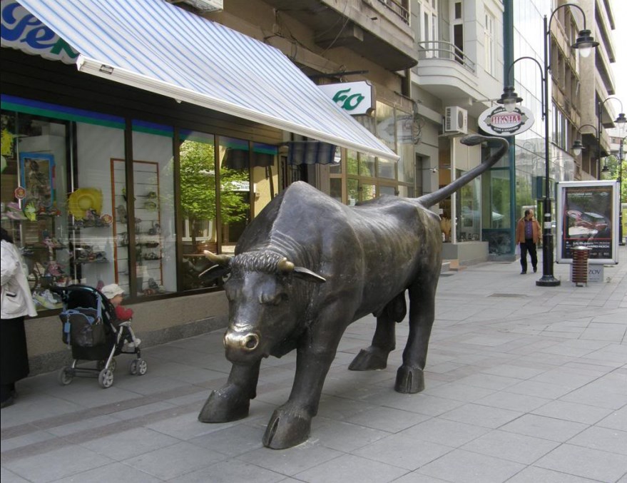 (ФОТО) Иако требаше да го краси Скопје, бикот стана контејнер