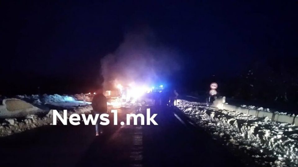 Тешка сообраќајка на патот Охрид – Кичево, опожарено едно возило