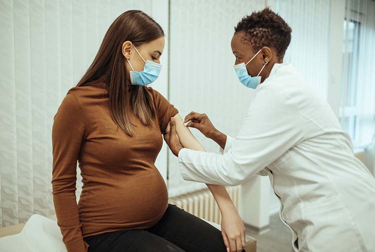 Вакцините на „Фајзер“ и „Модерна“ ефикасни кај бремените жени и доилките, антитела се пренесуваат и на бебињата