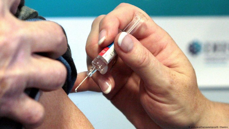 Над 25 милиони лица во Велика Британија примиле прва доза од една од вакцините против Ковид-19