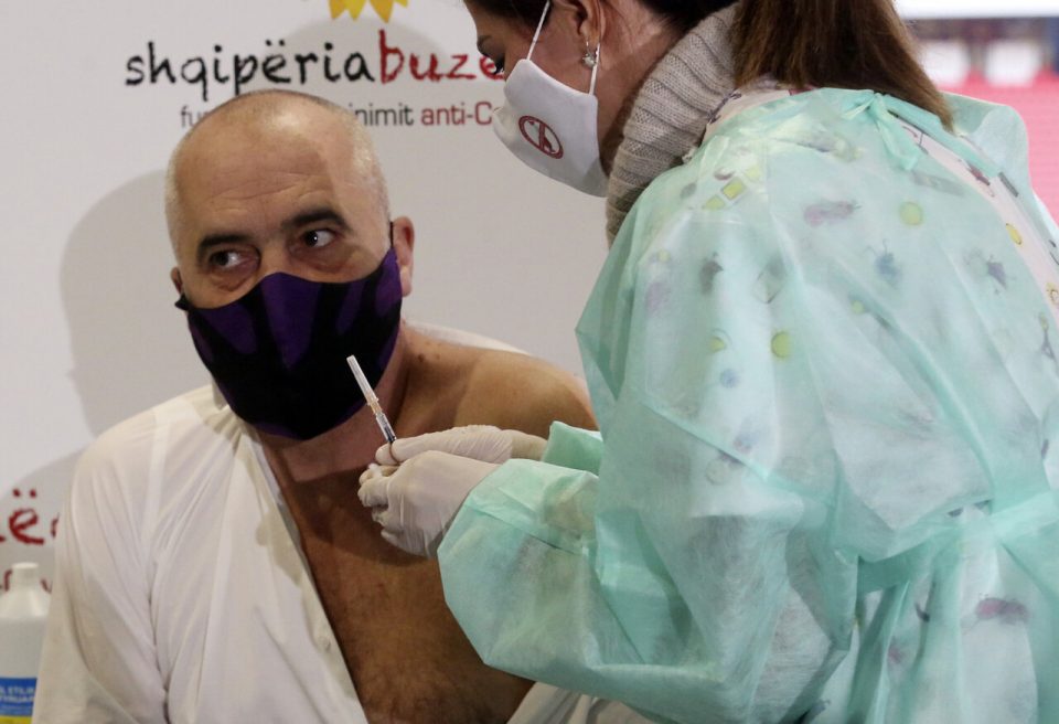 Во Албанија вакцинирани над 300 илјади граѓани, обезбедени се 400 илјади вакцини