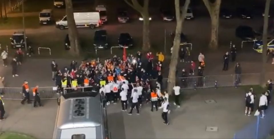 (ВИДЕО) Фудбалерите ја прославија победата заедно со навивачите: „Излези момче право на тераса“ ечеше во Дуизбург