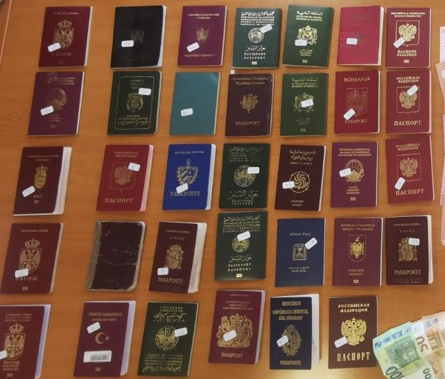 Четворица уапсени во Грција за фалсификување документи, откриени пасоши меѓу кои и македонски