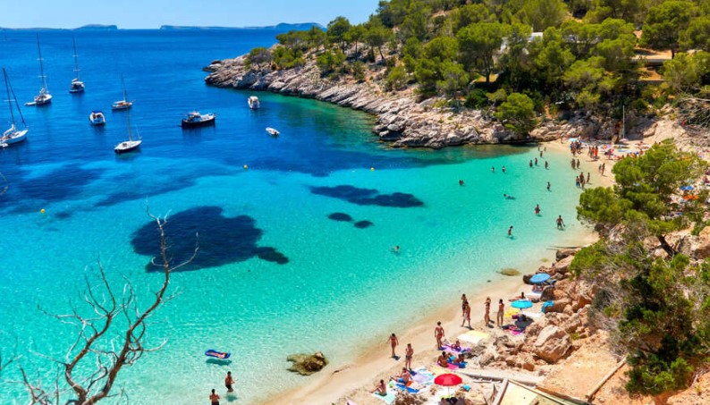 Шпанија ќе прима туристи со ковид-пасоши од јуни