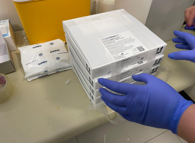 Стигна првата пратка од 10.530 дози од вакцината „Фајзер“