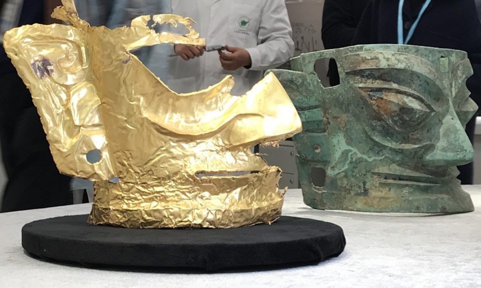 (ФОТО-ВИДЕО) Златна маска стара 3.000 години стана сензација на социјалните мрежи