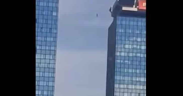 (ВИДЕО) Акробат одеше по жица помеѓу два облакодера во Сараево