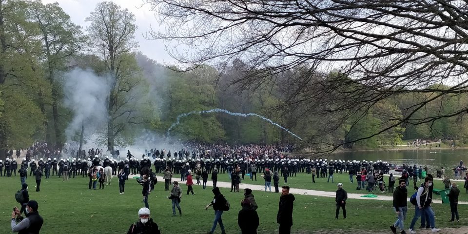(ВИДЕО) Солзавец и водени топови против корона забава во Брисел
