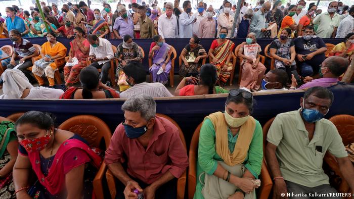 Полни трговски центри во Индија по олабавување на мерките, лекарите стравуваат од нов бран