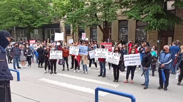 СДСМ со порака до родителите што протестираат: Нема да ги закочите реформите во образованието