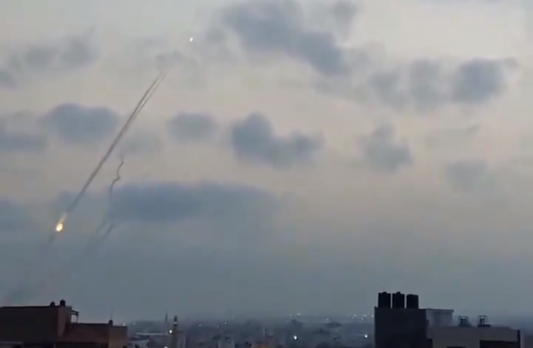 (ВИДЕО) „Хамас“ со ракети го нападна Ерусалим, противракетниот систем на Израел за сега успешен