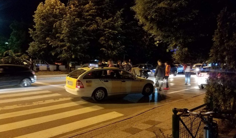 (ФОТО) Такси прегази жена кај „Холидеј Ин“