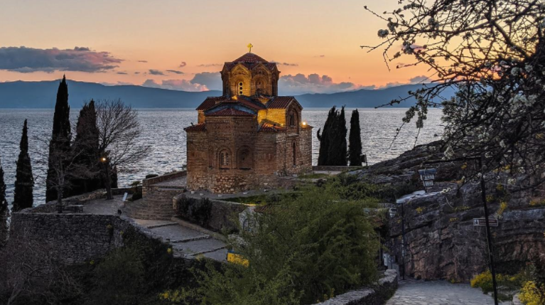 Туристичката населба Канео Охрид доби осветлување