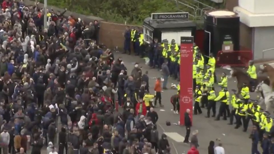 Откако навивачите упаднаа на стадионот, Манчестер Јунајтед ќе испитува како успеале да го пробијат кордонот