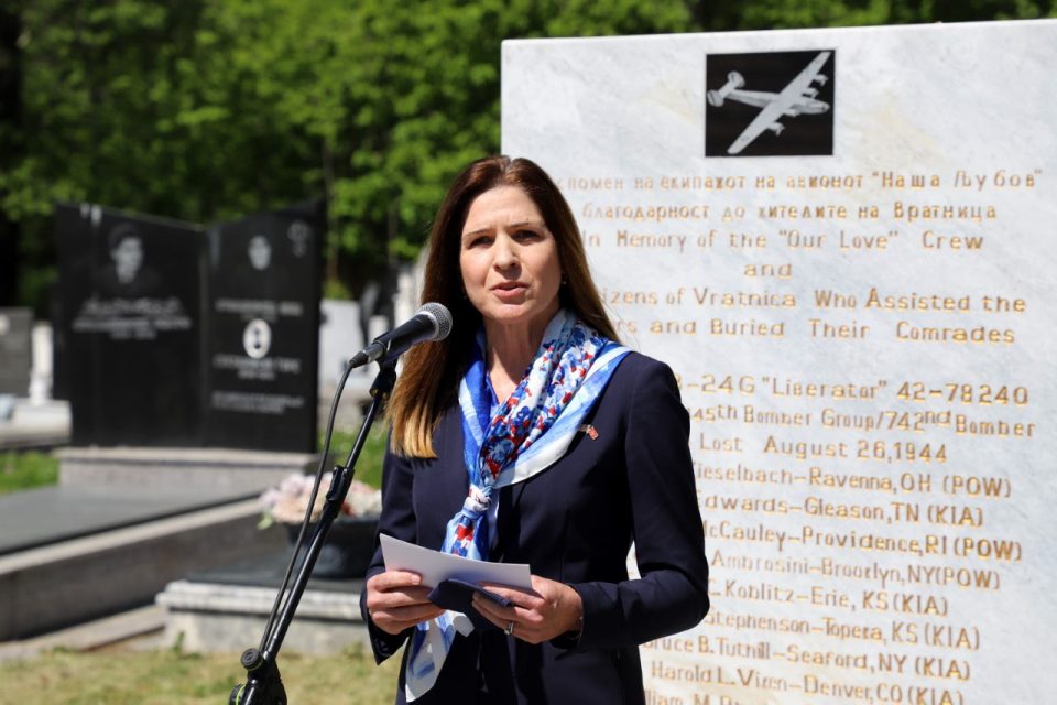 Амбасадорката Брнз се поклони пред споменикот на петмина американски пилоти во Вратница