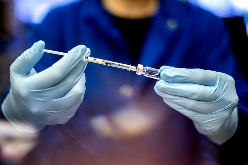 Британија размислува вакцинацијата на медицинските работници да биде задолжителна