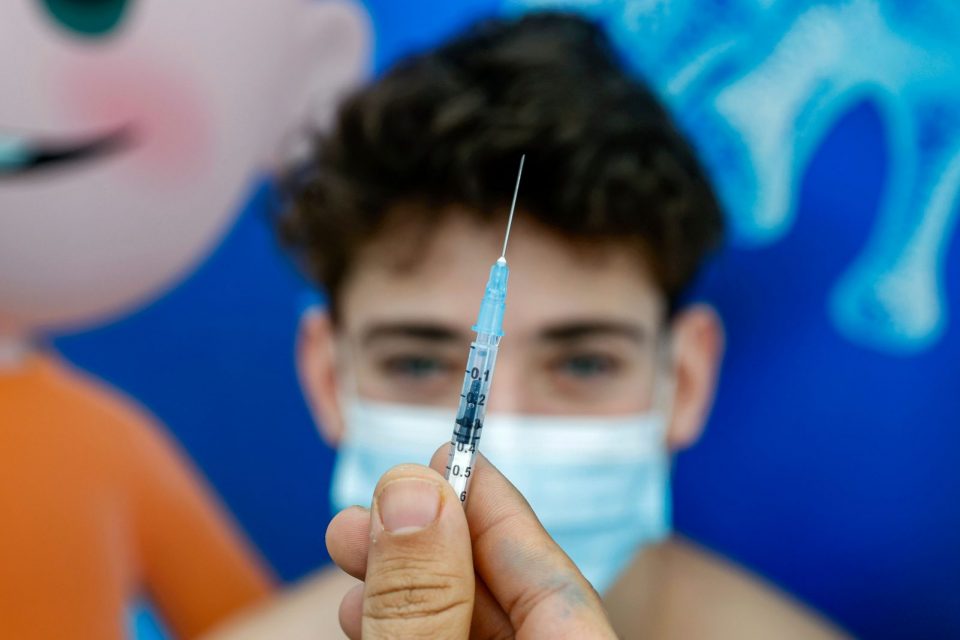 Лекар вакцинирал 60 лица со ист шприц