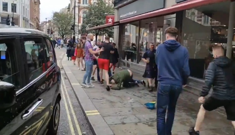 (ВИДЕО) Тепачка на хулигани во Лондон, летаа тупаници