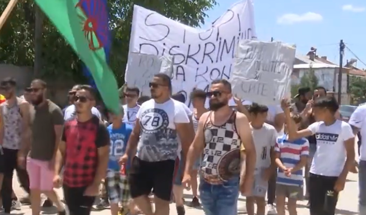 Протест во Прилеп: Ромите се жалат на дискриминација, не им бил дозволен влез на базен