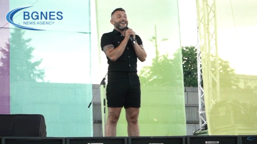 (ВИДЕО) Гарванлиев запеа на геј парада во Бугарија: Сонувал да пее на бугарски со бугарски пејач!