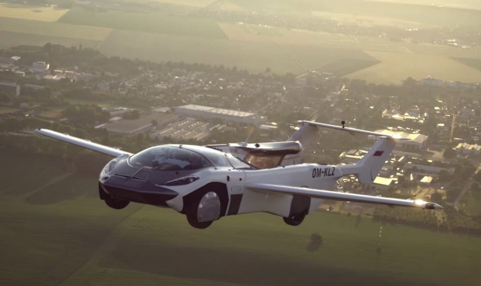 (ВИДЕО) Како на филм: Автомобил се трансформира во авион и полета за две минути