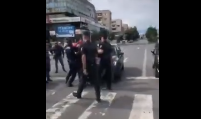 (ВИДЕО) Полицијата немилосрдно апси на мирниот протест „Доста е, излези за Македонија“