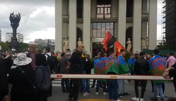 (ВО ЖИВО) Протест на ВМРО-ДПМНЕ пред МНР: Доста е, излези за Македонија!