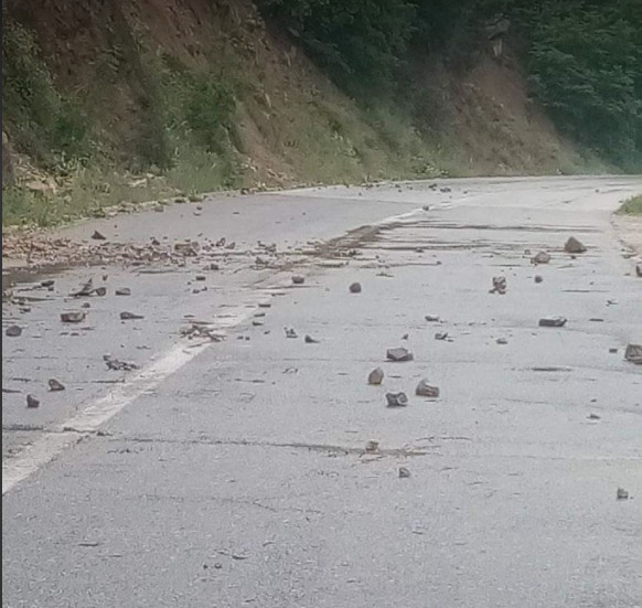 Возете внимателно: Камења и песок на патот од Делчево до Македонска Каменица по силното невреме