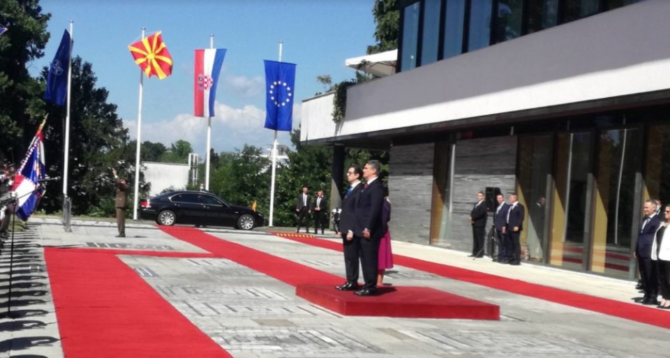(ВИДЕО) Со почести и македонската химна, Милановиќ го пречека Пендаровски во Загреб