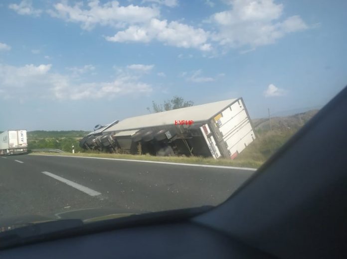 Се преврте камион на автопатот Скопје-Велес