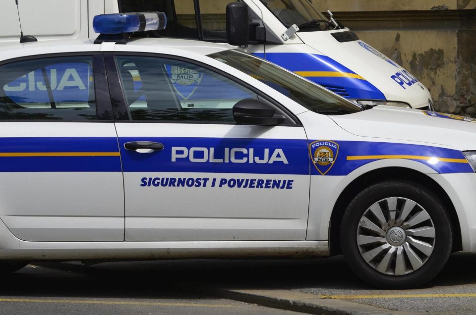 Ужас во Хрватска: 23-годишна девојка со кујнски нож ја нападна нејзината мајка