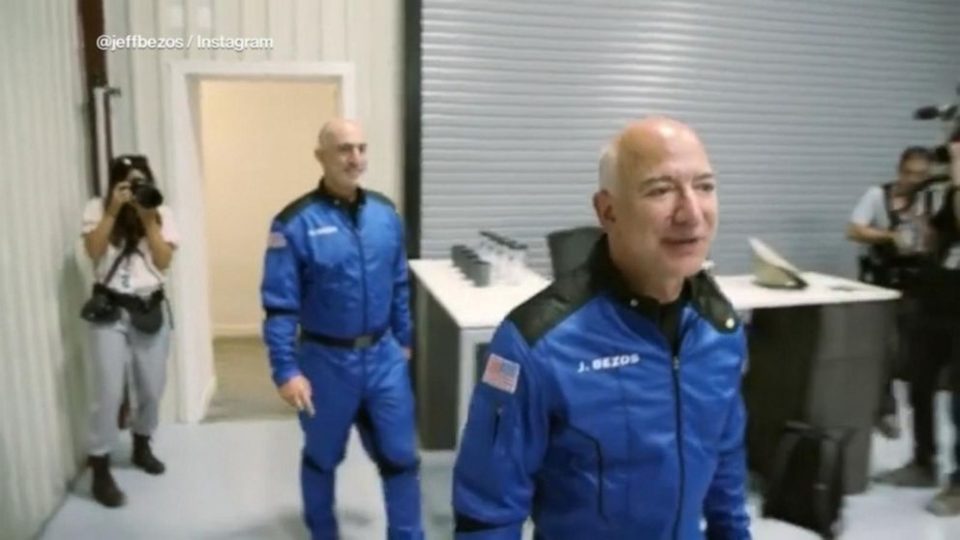(ВИДЕО) Џеф Безос се прошета до вселената и назад за 10 минути и 20 секунди