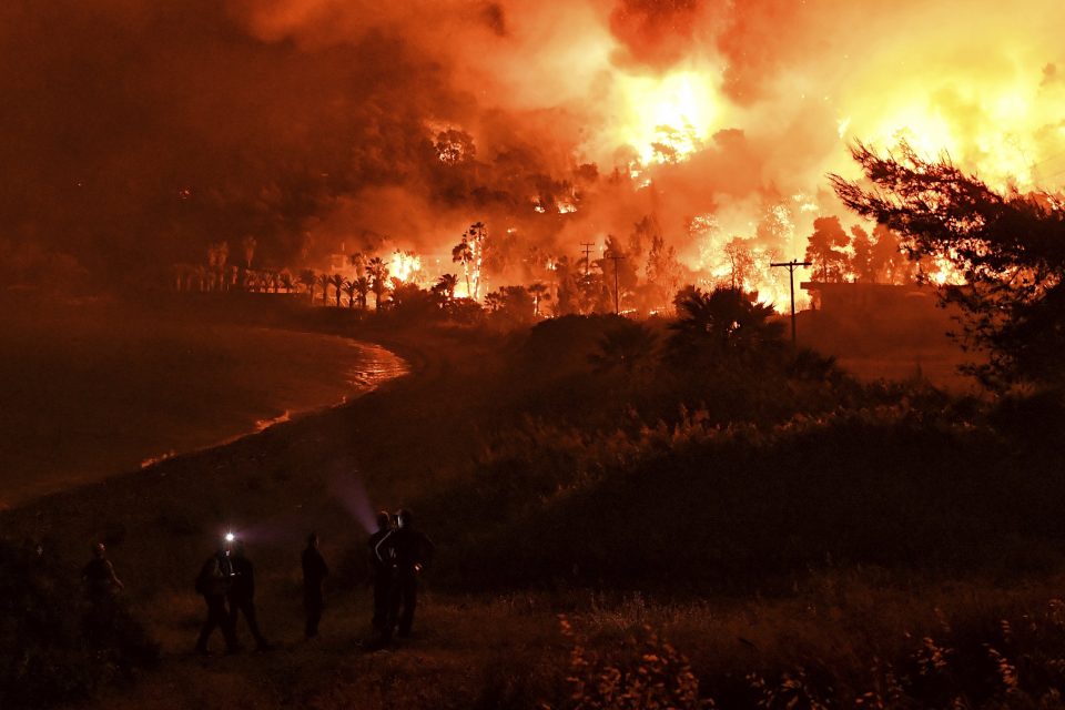 Над 50 пожари беснеат низ Грција