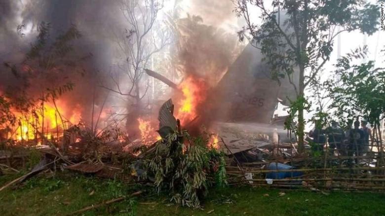 Најмалку 17 војници загинаа откако филипински воен авион ја промаши пистата