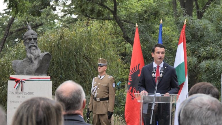 Мета во посета на Будимпешта, откриена биста на Скендербег подарок од Тирана