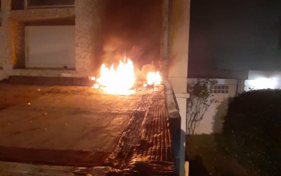 (ФОТО) Во Париз нападната Кубанската амбасада со молотови коктели