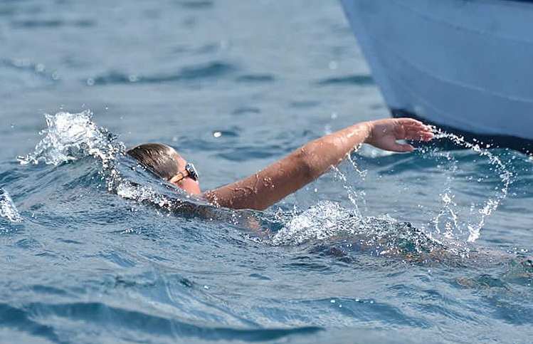 Марко Пејчиноски оствари нов предизвик долг 12 часа, исплива од Охрид до Свети Наум и назад