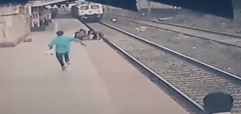 (ВИДЕО) Полицаец спаси дете од шините секунда пред да го удри воз