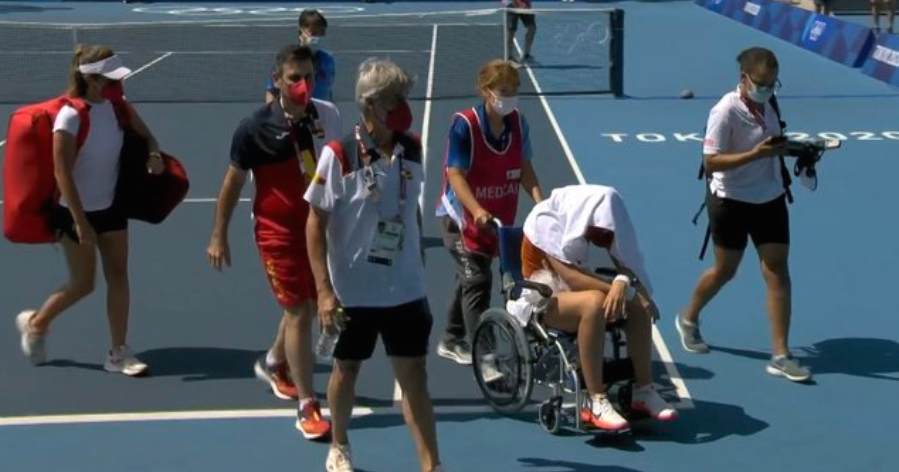 Изнесена во инвалидска количка: Тенисерка поради топлотен удар не го заврши четвртфиналето на Олимпијадата