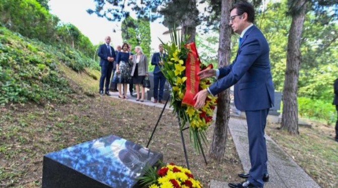 Заев го избриша од Уставот, Пендаровски се поклони пред гробот на Панко Брашнаров