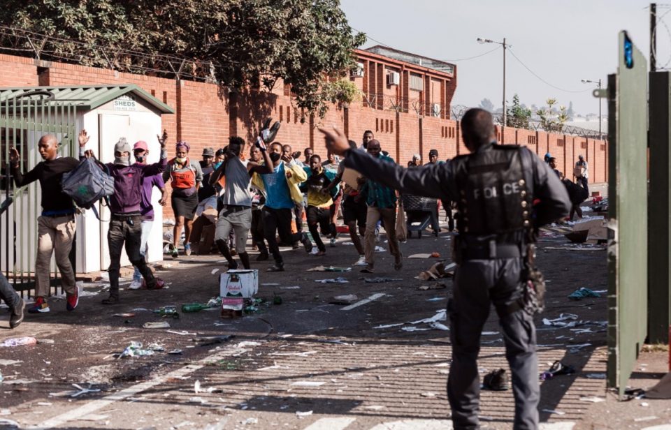 (ВИДЕО) Анархија и безредие во Јужна Африка: Убиени над 30 лица, запалени, ограбени и демолирани стотици објекти