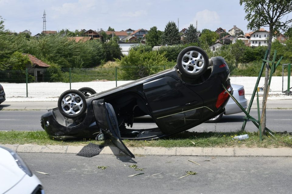 (ФОТО) Автомобил се преврте на кров на Словенечка