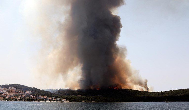 Голем пожар на хрватскиот остров Чиово