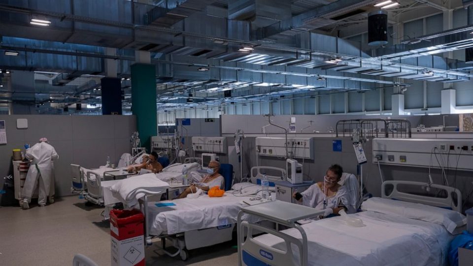 Новиот бран на пандемијата може да ги доведе болниците под притисок во Каталонија