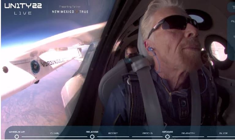 (ВИДЕО) Милијардерот Ричард Бренсон полета во вселената и успешно се врати на Земјата